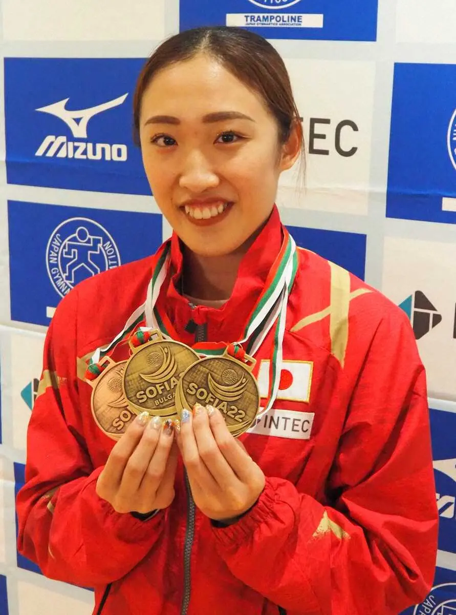 世界選手権でのメダルを披露するトランポリン女子日本代表の森ひかる