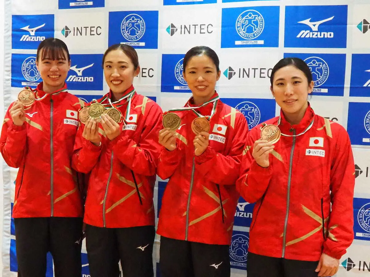 世界選手権でのメダルを披露するトランポリン女子日本代表（左から）太村成見、森ひかる、宇山芽紅、桐生莉沙