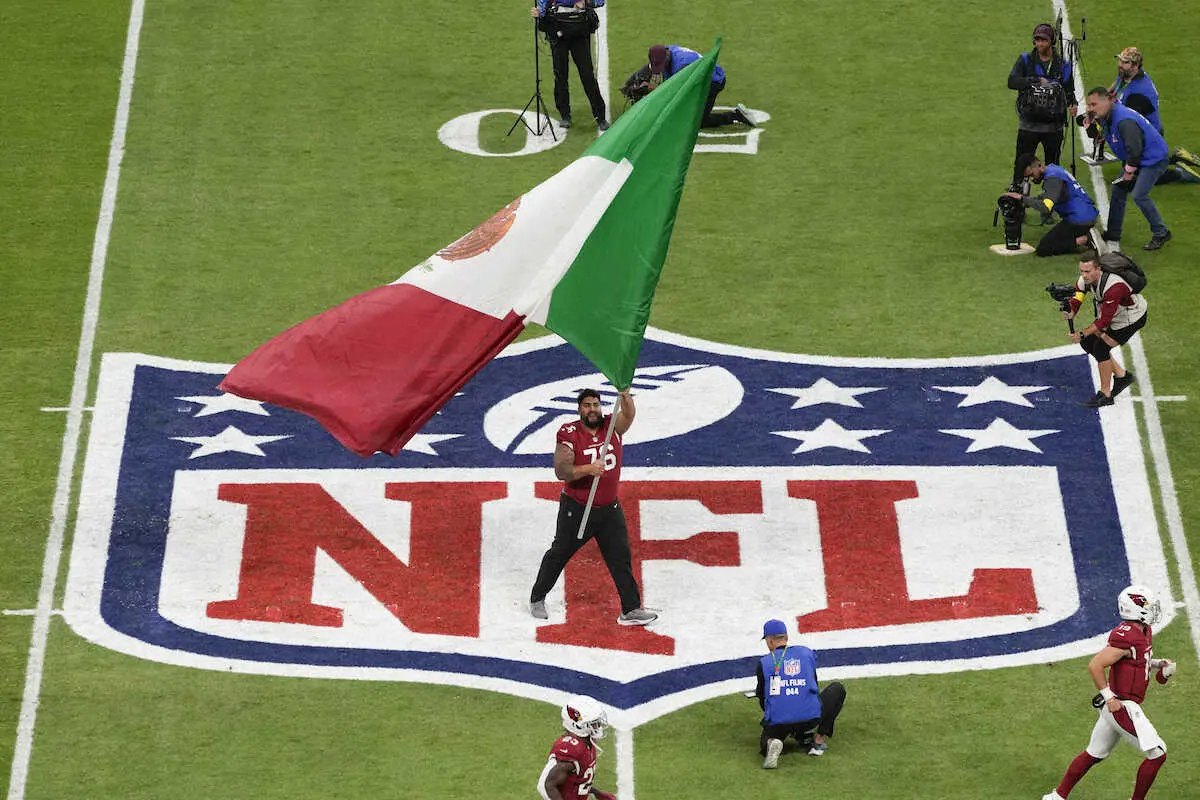 メキシコ国旗を持ったカージナルスのウィル・ヘルナンデス（AP）