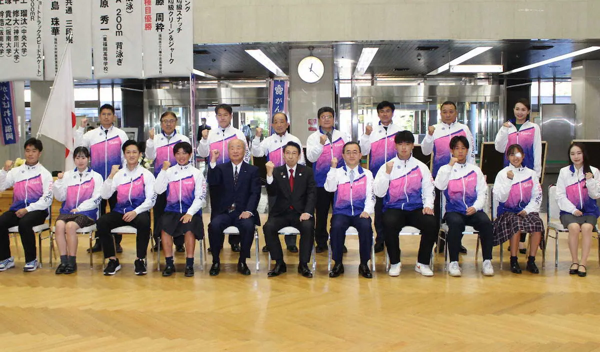 栃木国体ゴルフ女子個人優勝の左奈々（前列左から2人目）はほかの優勝者・団体とともに服部知事（中央）に優勝を報告する