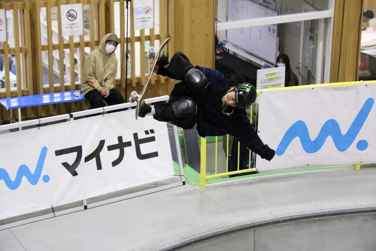 ＜スケートボードマイナビ日本選手権第2日＞パーク男子予選2組で1回目の試技を行う平野歩夢