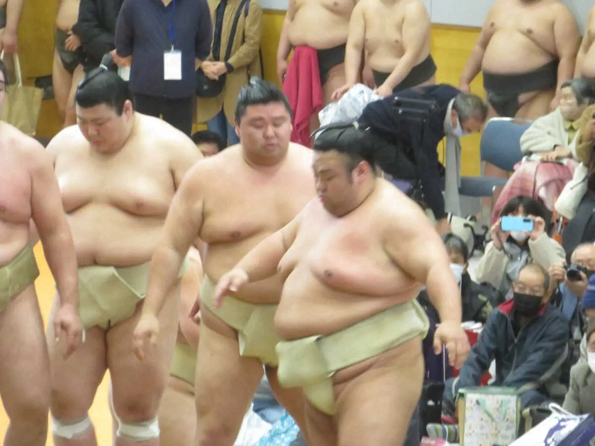 正代　地元の声援受けリラックス　熊本で大相撲冬巡業