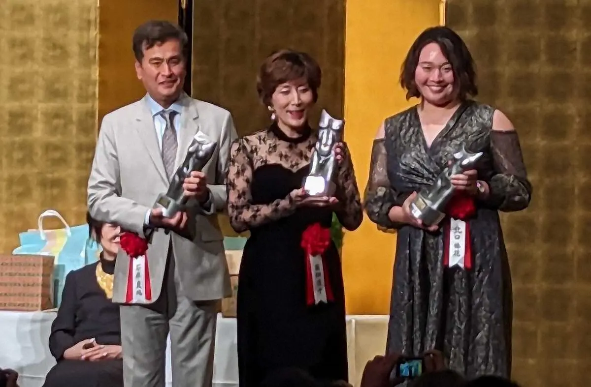 ゆうもあ大賞を受賞した（左から）石原良純、高畑淳子、北口榛花