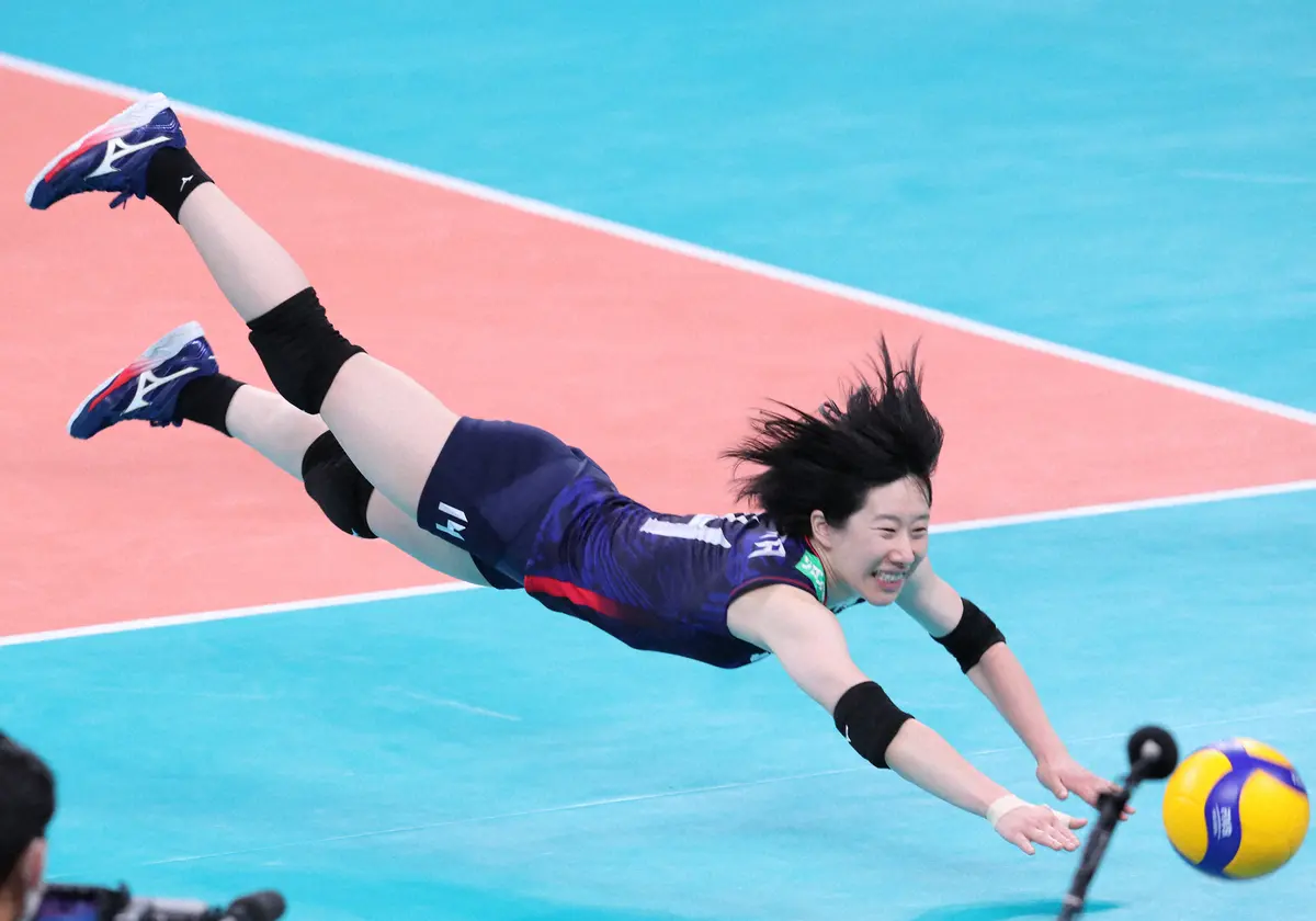 国際親善試合でボールに飛び込む小幡真子（2021年）