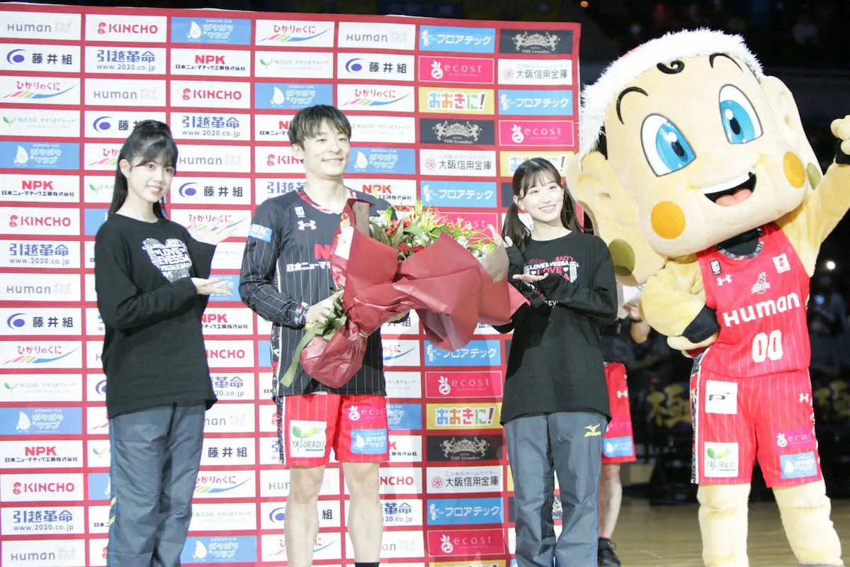 快勝した大阪のマン・オブ・ザ・ゲームに選出された鈴木が応援ゲストのMNB48・上西怜（右から2人目）、坂下真心（左端）から花束を渡された
