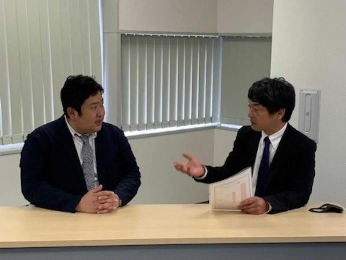 森脇マネジャー（左）に学生へのアドバイスを聞く岡泰秀スポキャリ取締役会長