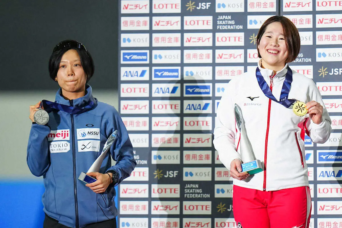 ＜第90回全日本スピードスケート選手権第2日＞女子3000メートル、メダルを手にする2位の高木（左）と優勝を果たした堀川（撮影・会津　智海）