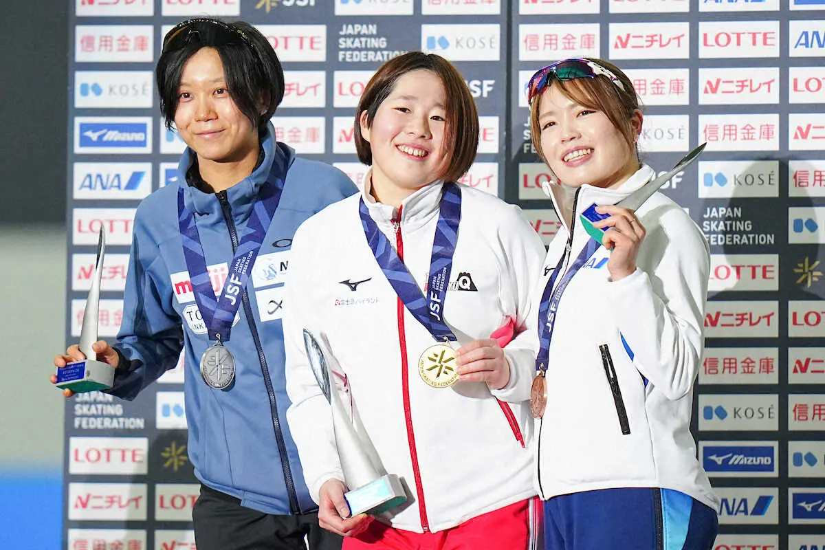 ＜第90回全日本スピードスケート選手権第2日＞女子3000メートル、表彰台で笑顔を見せる（左から）高木、堀川、佐藤（撮影・会津　智海）