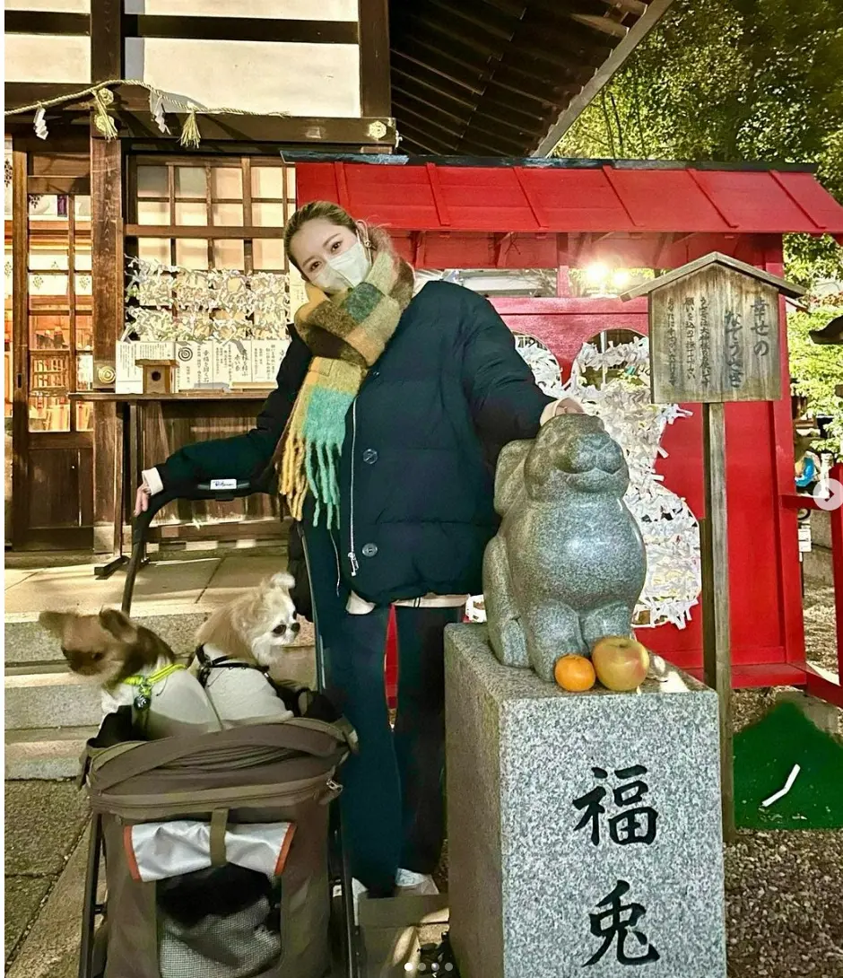 キンクミ　“うさぎ神社”で愛犬＆福兎とのショット公開し「今年もよろしくぴょん　がんばるぴょん」