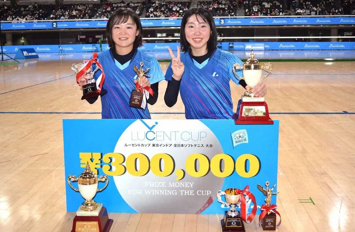 ＜ルーセントカップ第63回東京インドア全日本ソフトテニス大会＞女子で3大会連続5回目の優勝の高橋（右）と半谷組