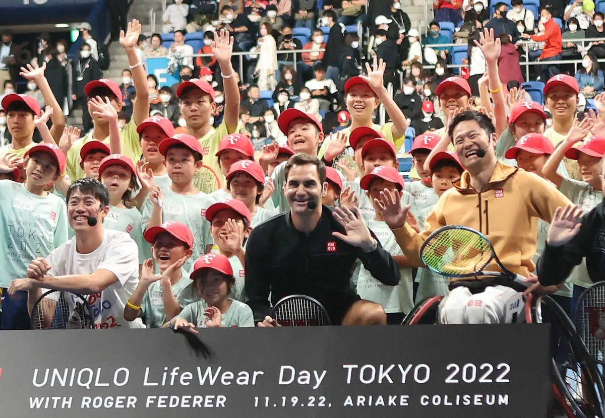 22年11月、テニスのイベントで子供たちと記念写真に納まる（前列左から）錦織圭、フェデラー氏、国枝