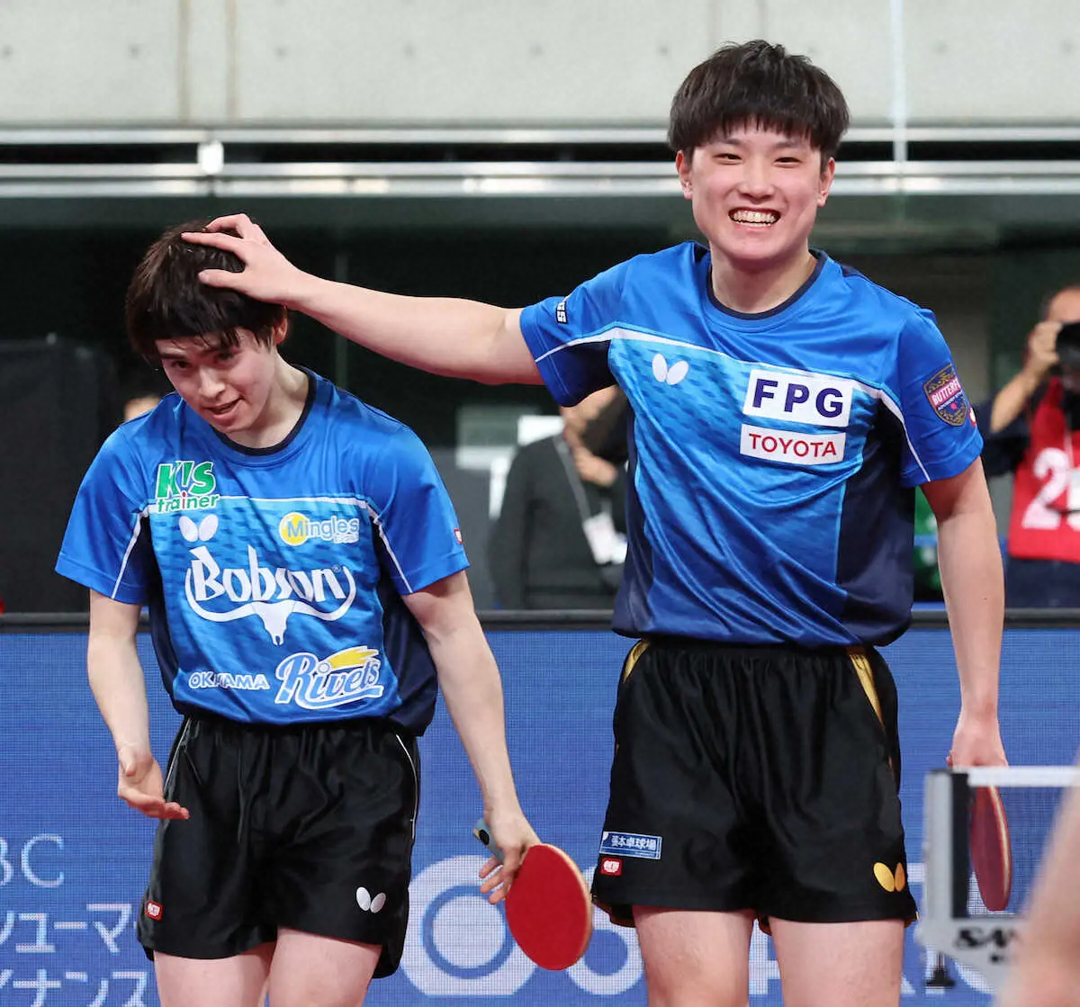 喜び爆発の張本智和　8歳年上相棒の頭ぽんぽん「とにかく触れたいなと」卓球全日本選手権
