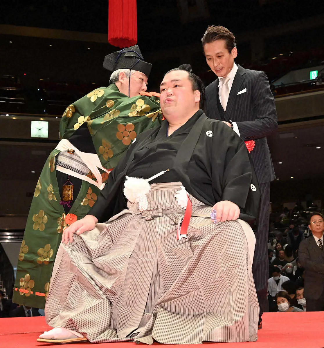 【画像・写真】豊響引退山科襲名披露大相撲の断髪式で、山科親方（元豊響）のまげにハサミを入れるタレントの大沢樹生（代表撮影）