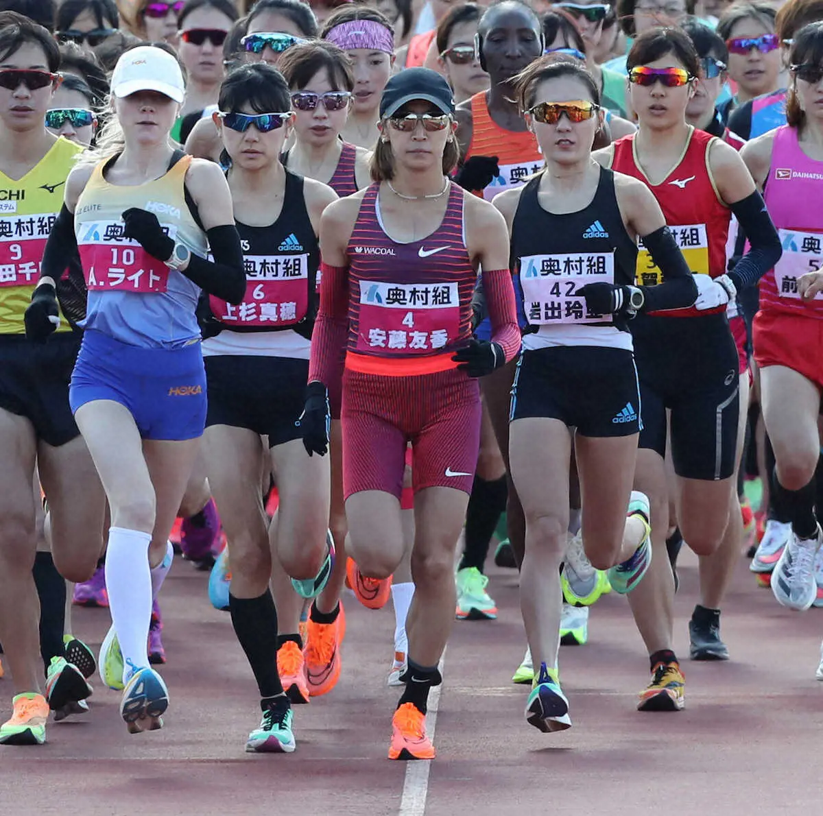 “忍者走り”安藤友香、中間点を日本記録に迫るペースで1位通過　大阪国際マラソン
