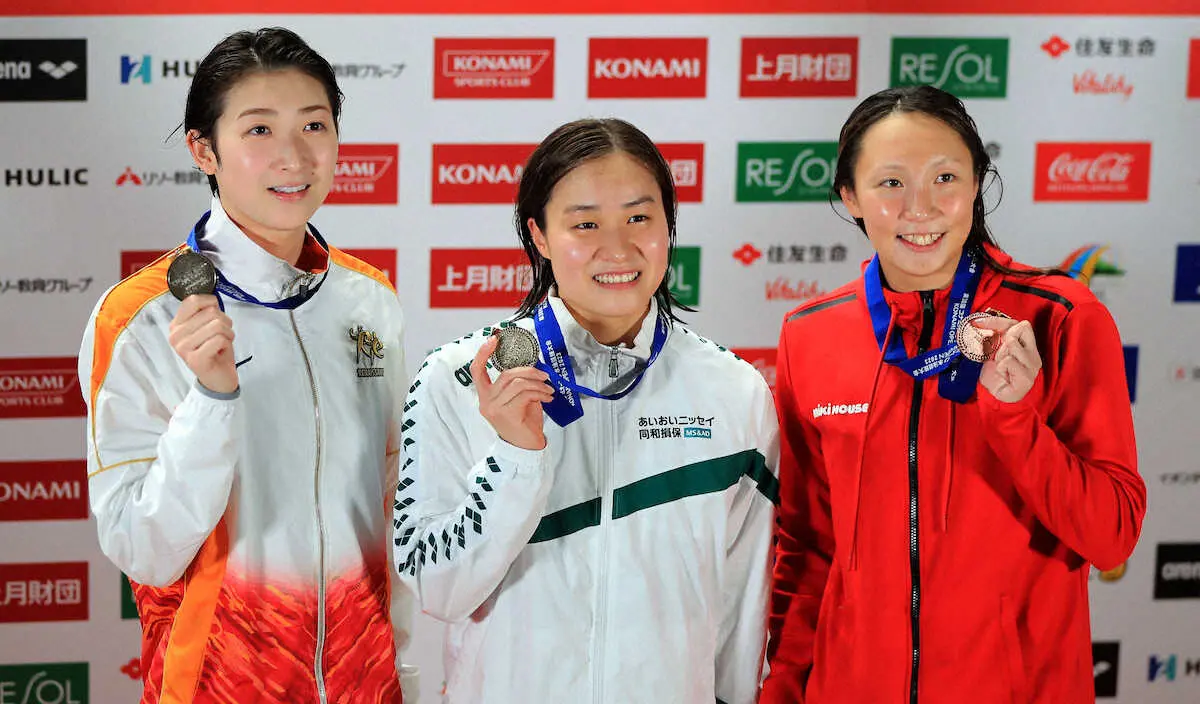 ＜コナミオープン水泳競技会＞女子100メートルバタフライ表彰式でメダルを手にする（左から）2位・池江、1位・牧野、3位・相馬（撮影・久冨木　修）