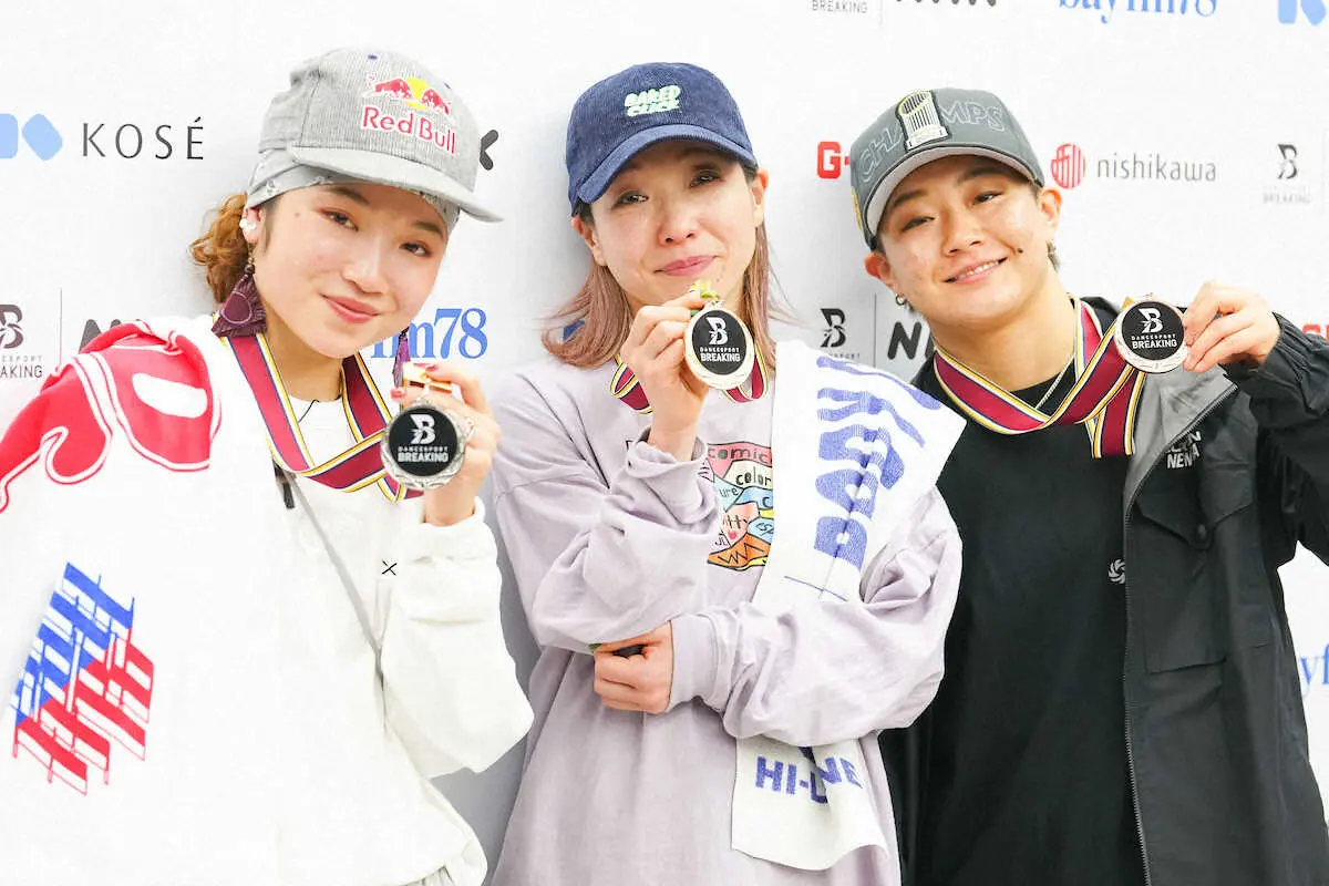 ＜第4回全日本ブレイキン選手権＞メダルを手に笑顔を見せる（左から）AMI、AYUMI、AYANE（撮影・会津　智海）