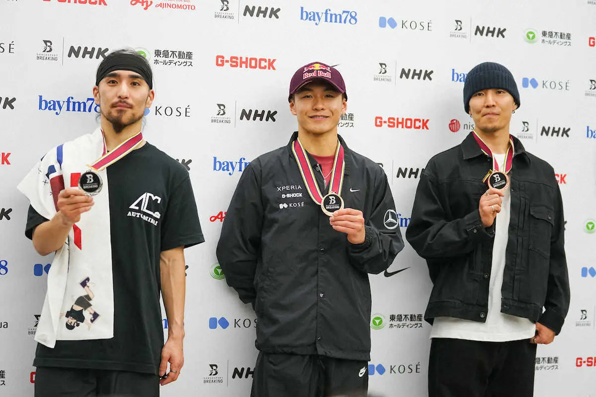 ＜第4回全日本ブレイキン選手権＞メダルを手にポーズを決める（左から）SHADE、Shigekix、NORI（撮影・会津　智海）