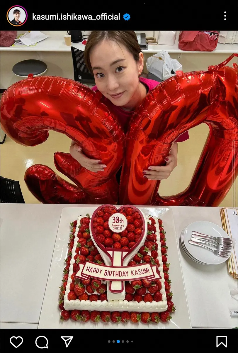 30歳を祝う誕生ケーキを前に笑顔の石川佳純（公式インスタグラム@kasumi.ishikawa_official)から