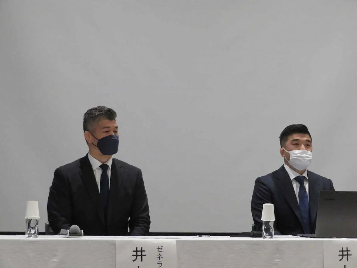 ジャパンエレベーターサービスHDの柔道部設立会見に出席した（左から）ゼネラルマネジャーの井上康生氏、監督の井上智和氏