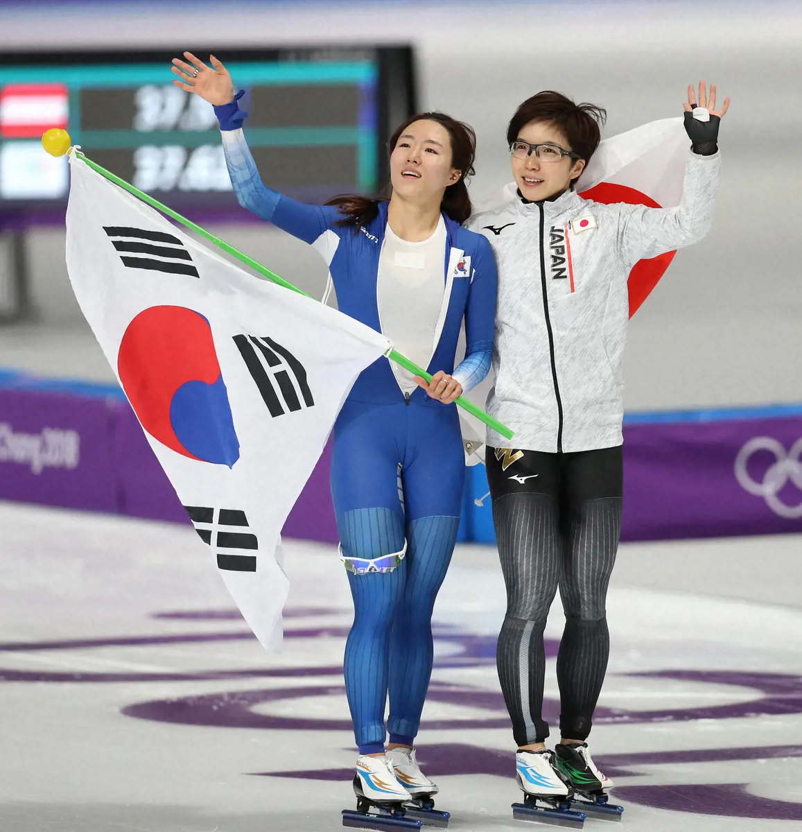 18年の平昌五輪、スピードスケートの女子500メートル終了後、銀メダルの李相花（左、韓国）とともに場内を一周する金メダルの小平奈緒
