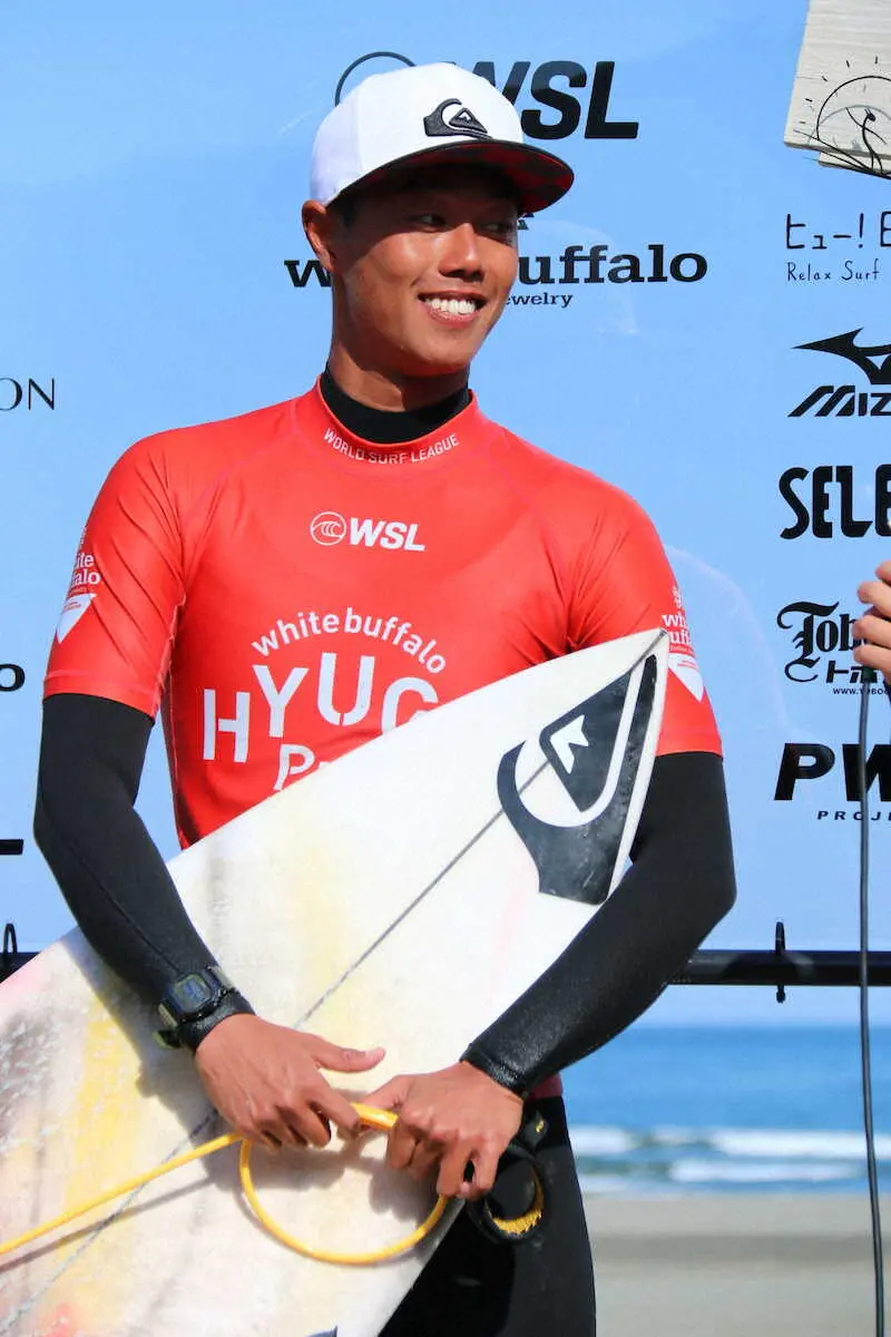 上山キアヌ久里朱が4回戦へ　相性抜群の海で優勝目指す　サーフィンホワイトバッファロー日向プロ