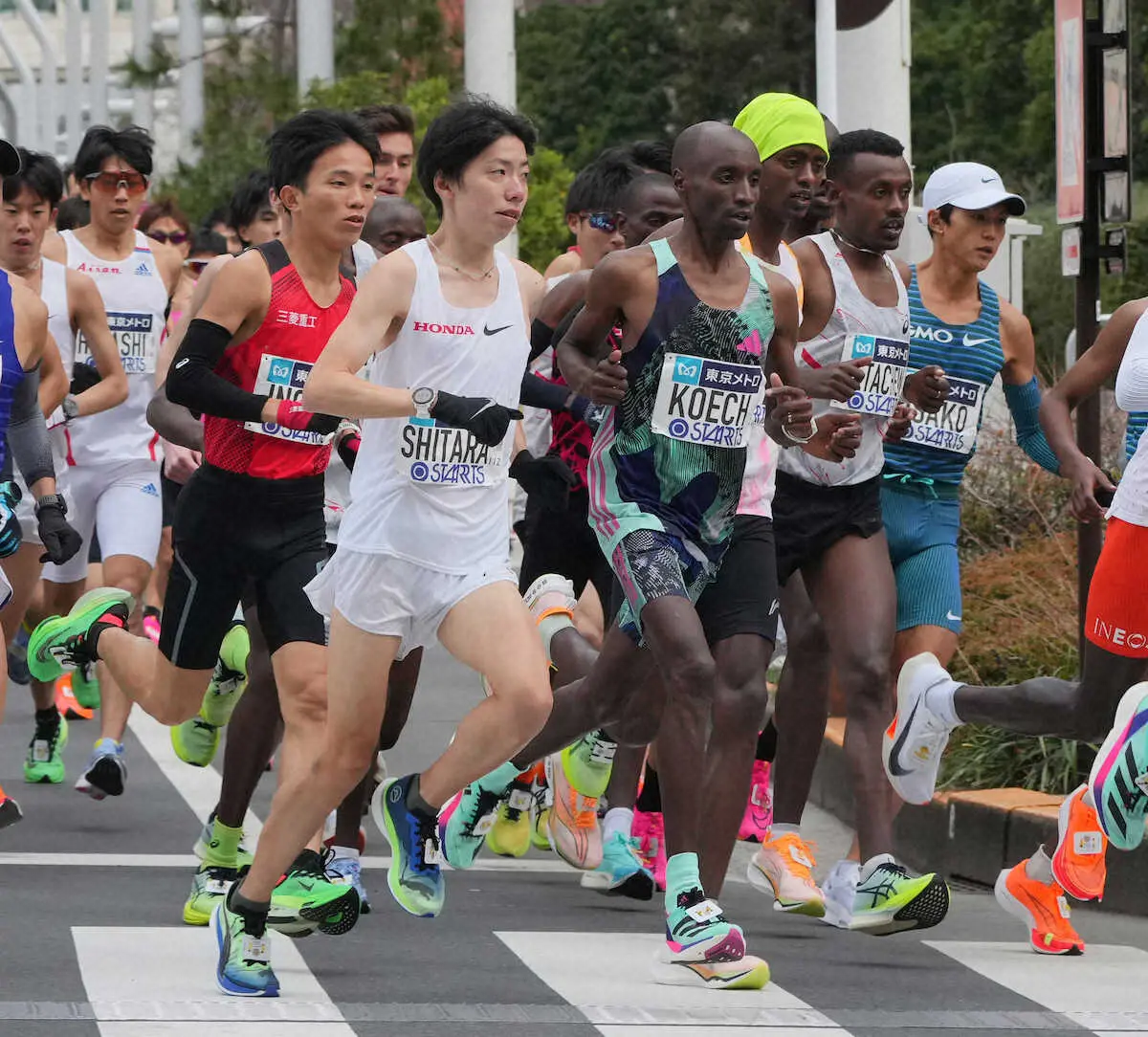 ＜東京マラソン＞スタートする井上（左から3人目）、設楽（同4人目）、大迫（右）らランナーたち（撮影・木村　揚輔）　