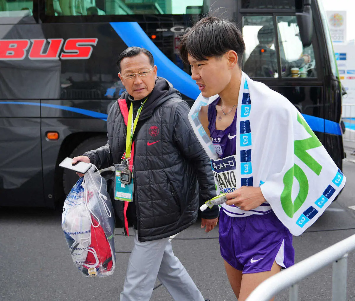 ＜東京マラソン＞レースを終え、大八木氏（左）に付き添われ、移動する山野（撮影・木村　揚輔）　