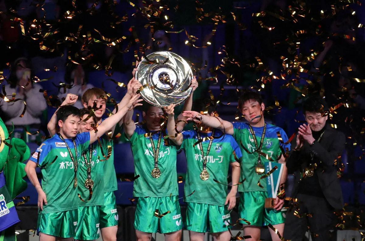Tリーグで2季ぶり3度目の優勝し、シャーレを掲げる張本智和（右から２人目）ら東京の選手たち