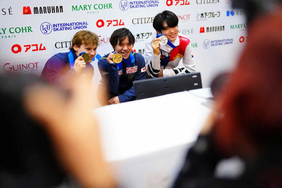 ＜世界フィギュア第4日＞メダルを手に笑顔の（左から）3位のイリア・マリニン、優勝した宇野昌磨、2位の車俊煥（撮影・小海途　良幹）
