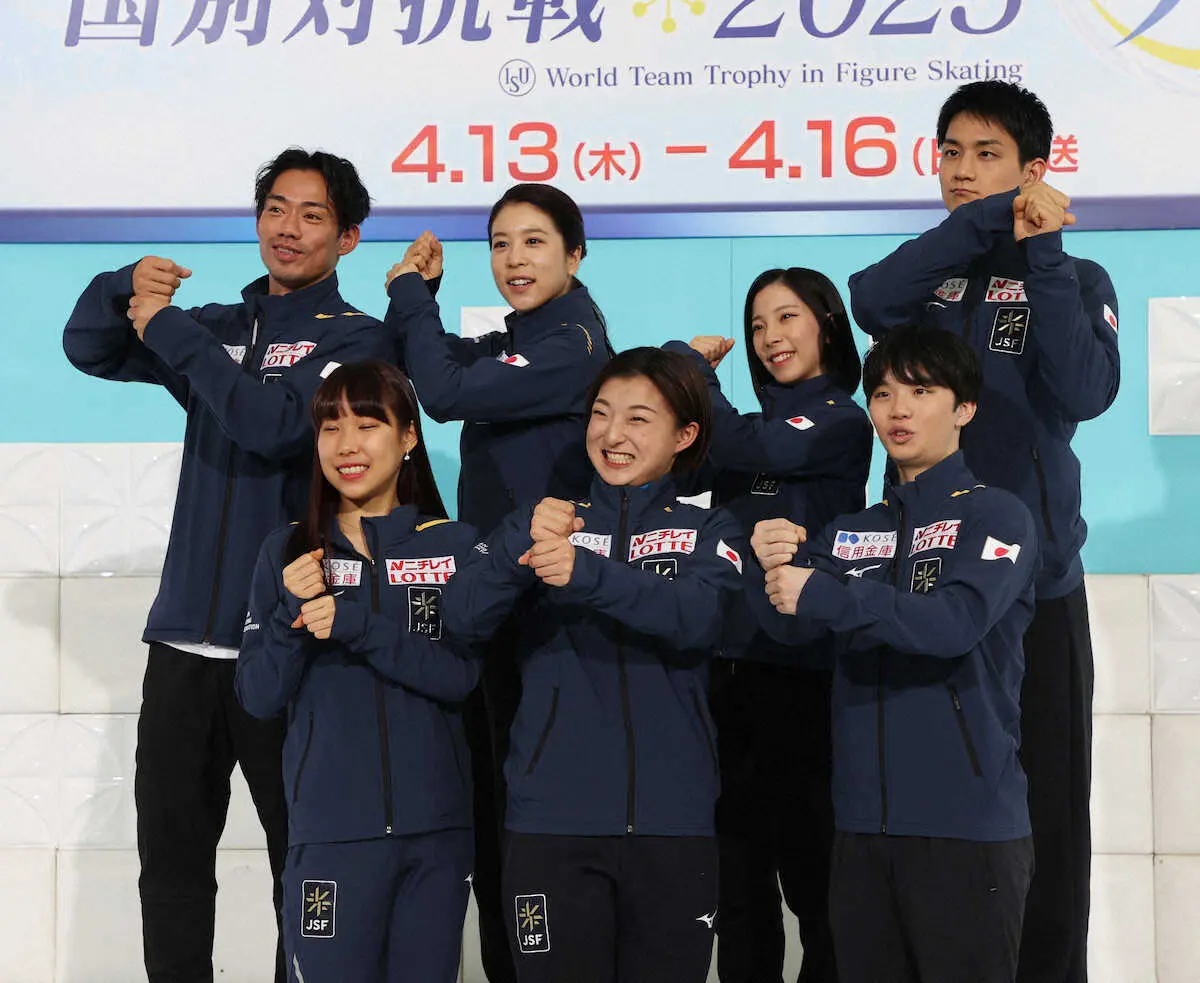 ＜フィギュアスケート国別対抗　日本代表発表会見＞フォトセッションの際にペッパーミルポーズをする（前列左から）三原、坂本、友野（後列左から）高橋、村元、三浦、木原（撮影・西海健太郎）