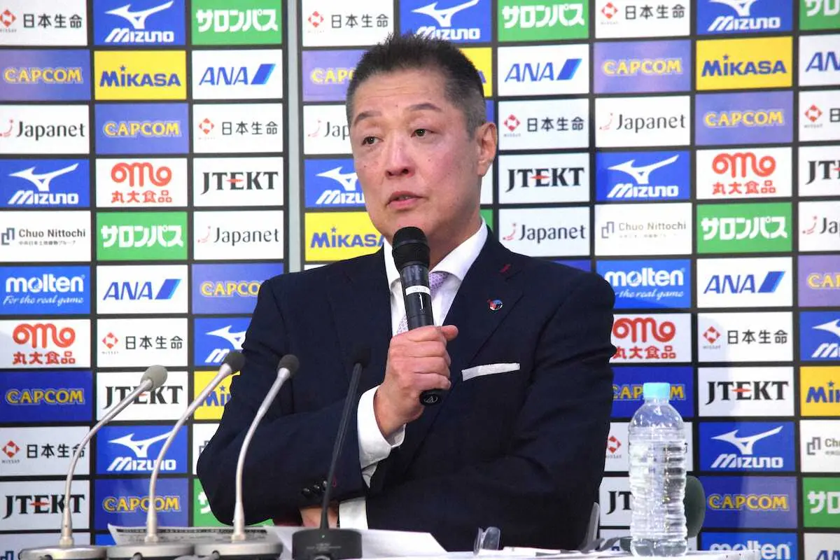 バレーボール女子日本代表の登録メンバー発表会見に臨んだ真鍋政義監督