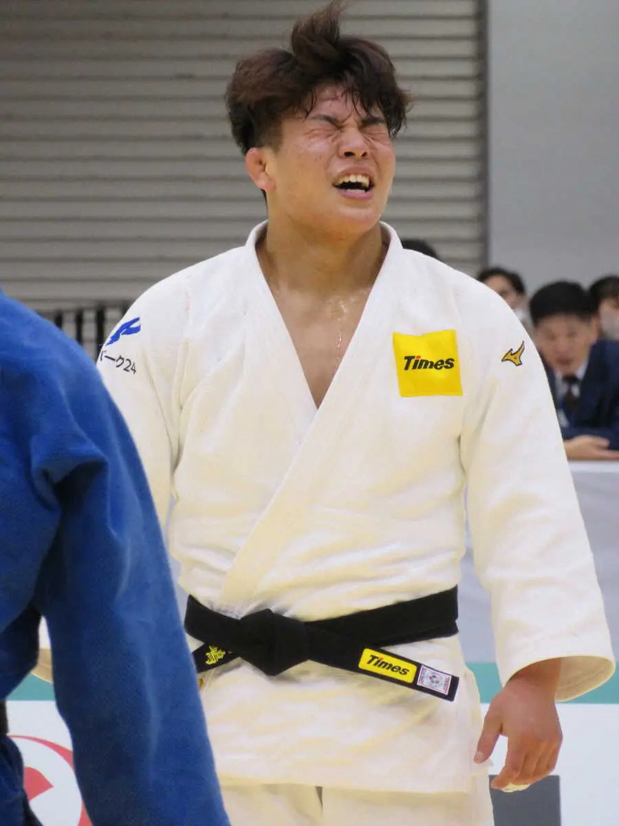男子90キロ級で初優勝を果たし、達成感に満ちた表情を浮かべる田嶋剛希