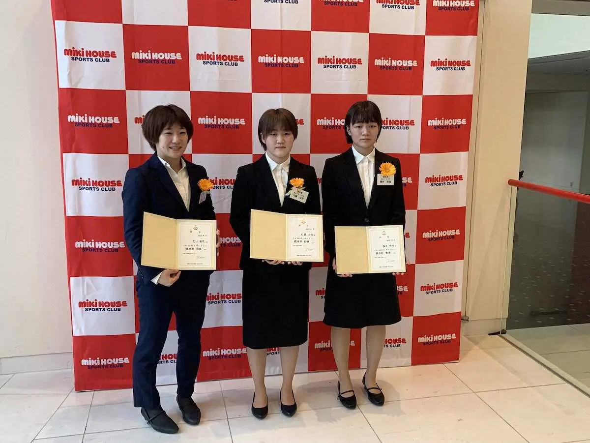 ミキハウス入社式に出席した（左から）荒川朋花、大藤沙月、横井咲桜