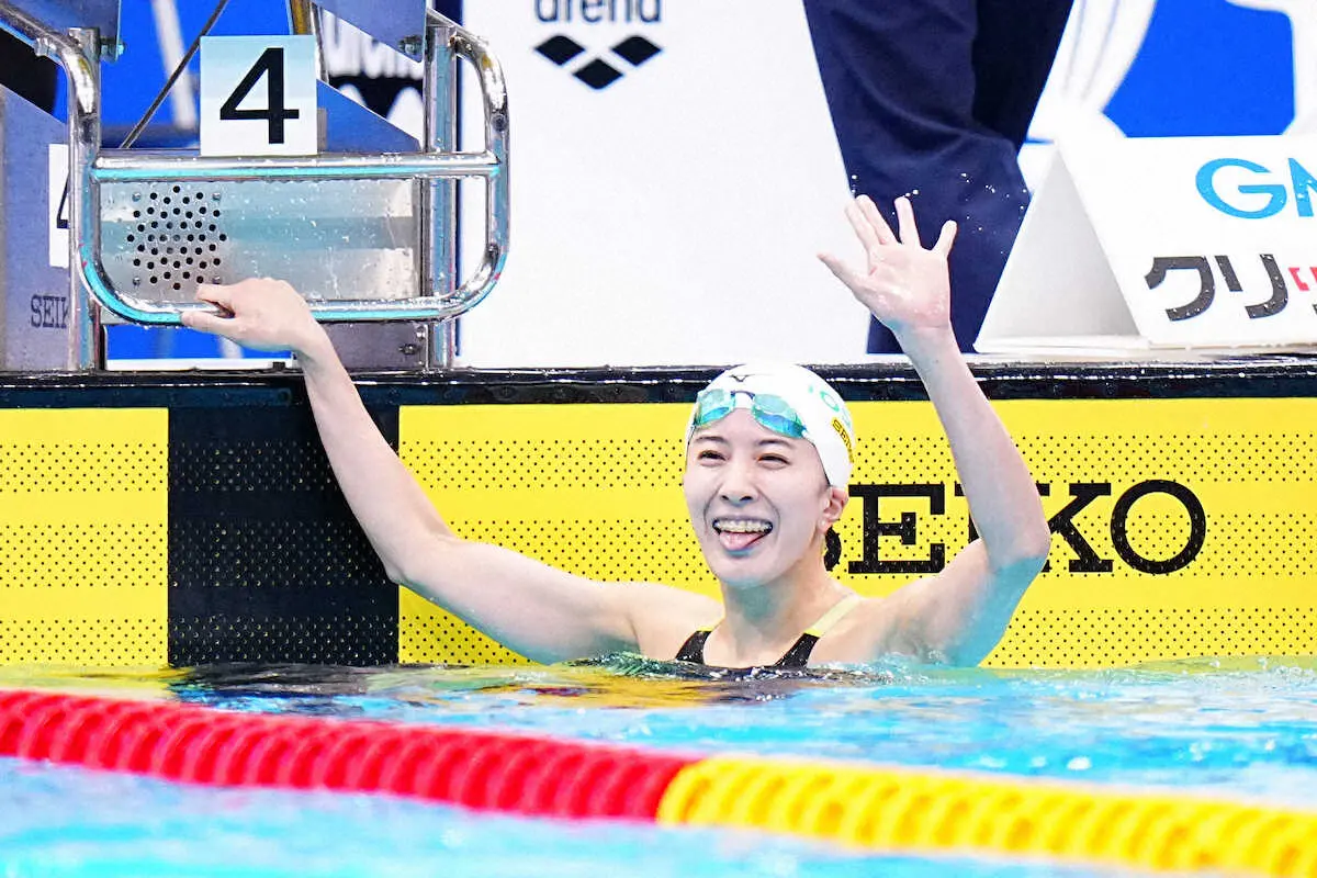 ＜第99回日本選手権水泳競技大会　1日目＞女子200メートル個人メドレー予選を終え、スタンドに向かって手を振る大橋（撮影・河野　光希）