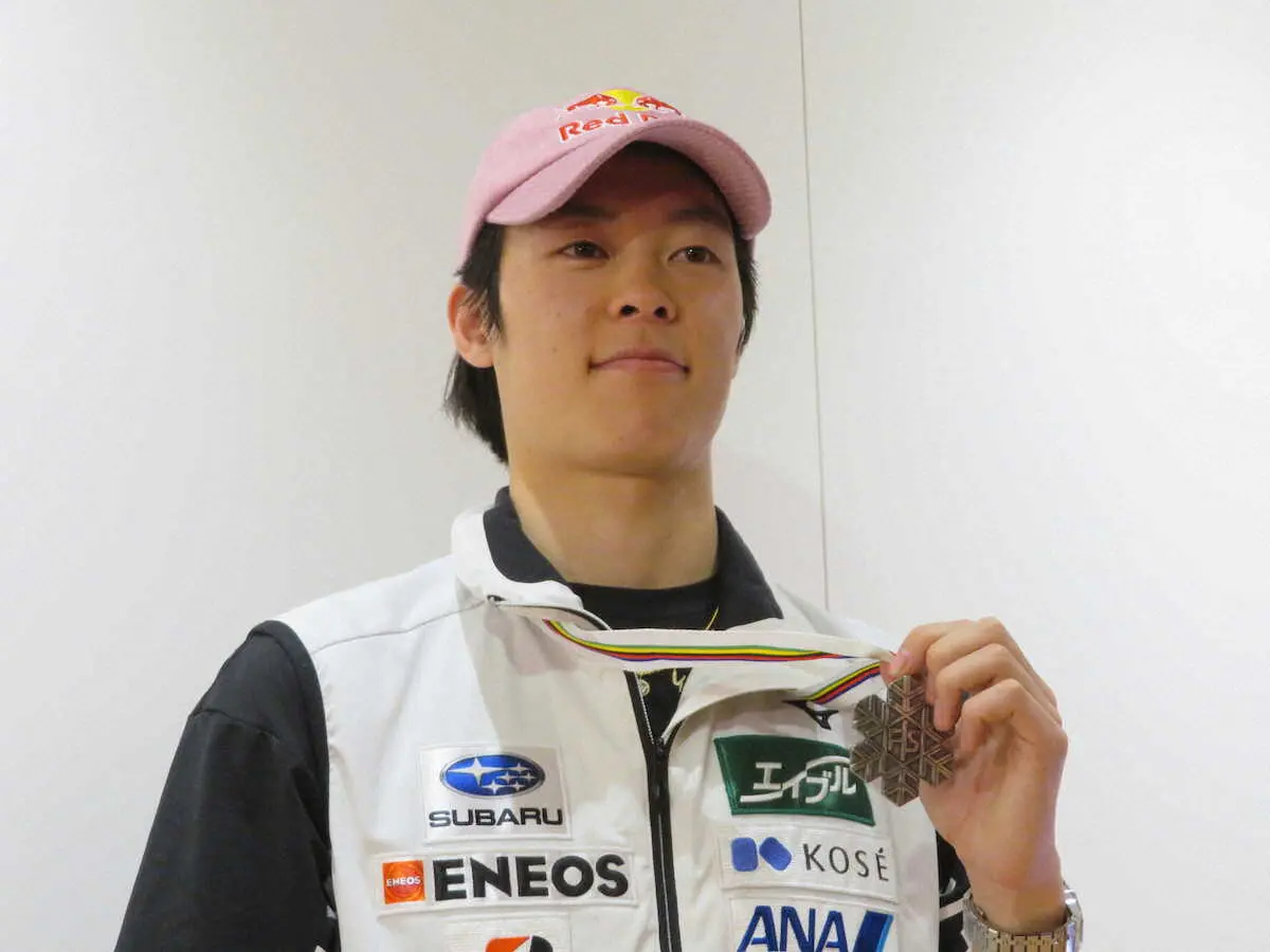シーズンを終え、世界選手権の銀メダルを手に帰国した小林陵侑