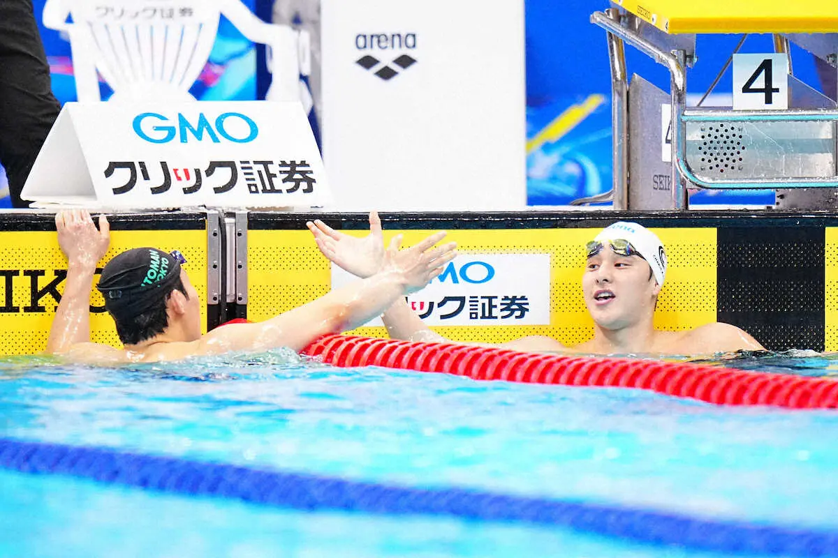 ＜第99回日本選手権水泳競技大会　1日目＞男子400メートル個人メドレーで優勝を果たし、2位の本多（左）と握手を交わす瀬戸（撮影・河野　光希）