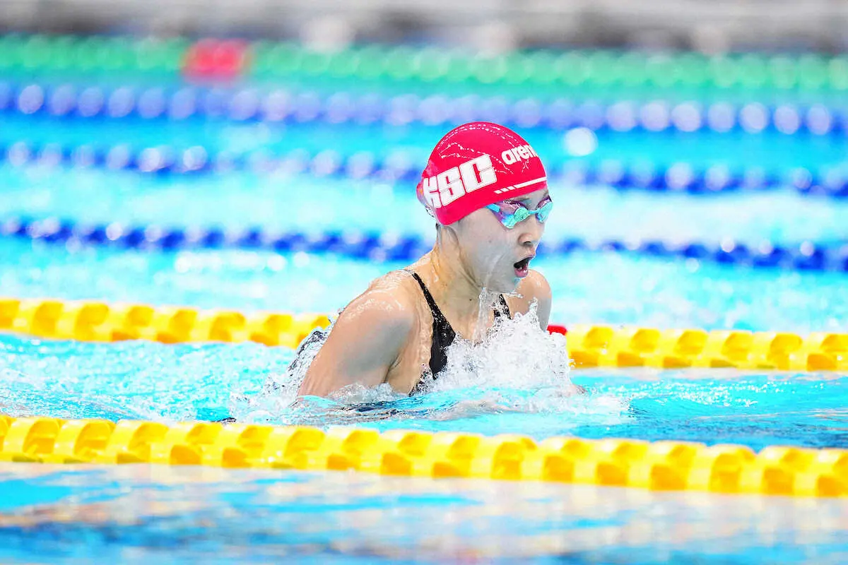 女子200メートル個人メドレー決勝で力泳する成田（撮影・河野　光希）