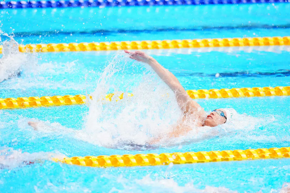 ＜第99回日本選手権水泳競技大会　2日目＞男子100メートル背泳ぎ予選で力泳する入江（撮影・河野　光希）