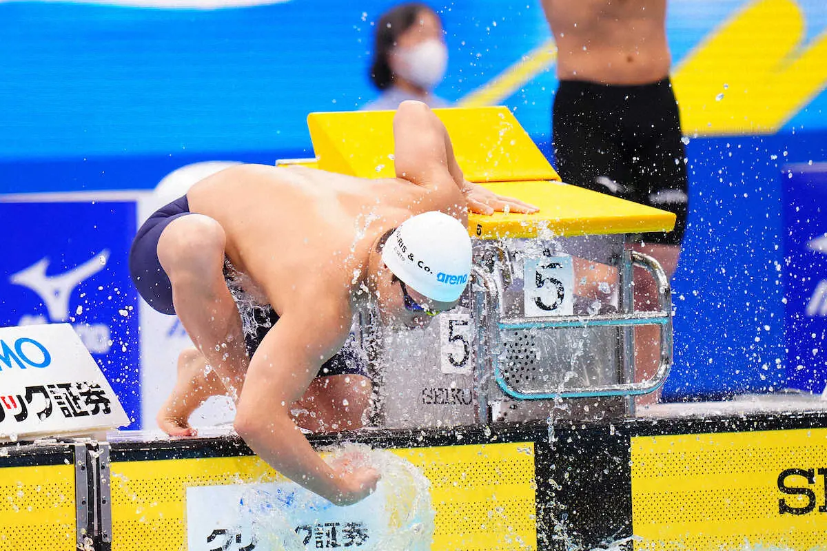 ＜第99回日本選手権水泳競技大会　2日目＞男子200メートル自由形予選。レース前に水を身体にかける瀬戸（撮影・河野　光希）