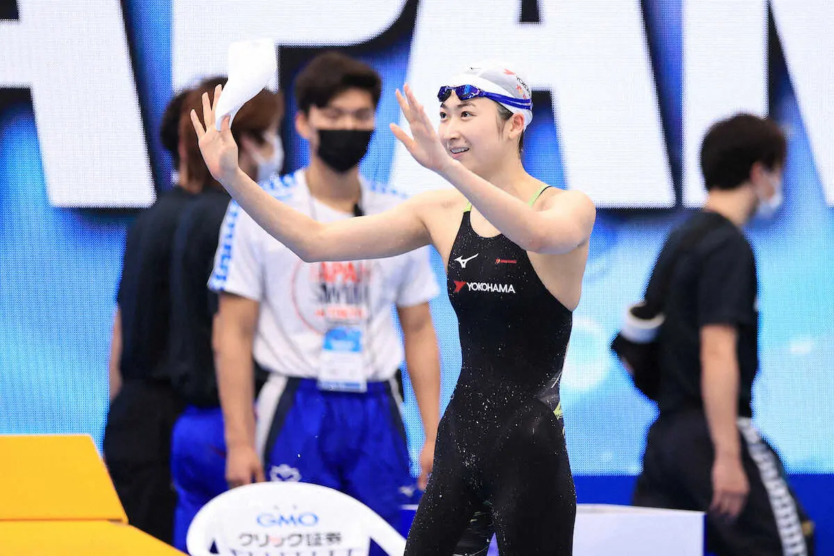 ＜第99回日本選手権水泳競技大会　4日目＞女子100メートル自由形決勝で優勝を果たし、スタンドに向かって手を振る池江（撮影・河野　光希）