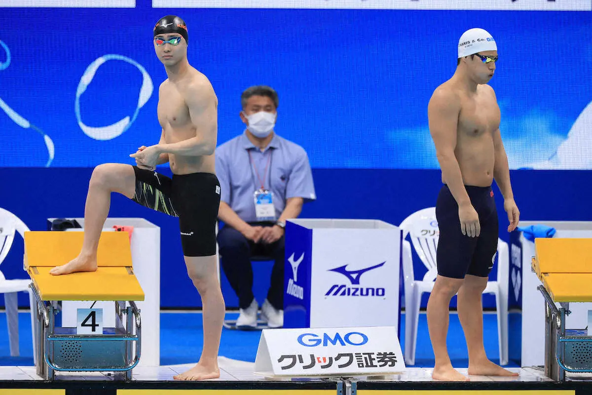 ＜第99回日本選手権水泳競技大会　4日目＞男子200メートル平泳ぎ予選。スタート前の花車（左）と瀬戸（撮影・河野　光希）