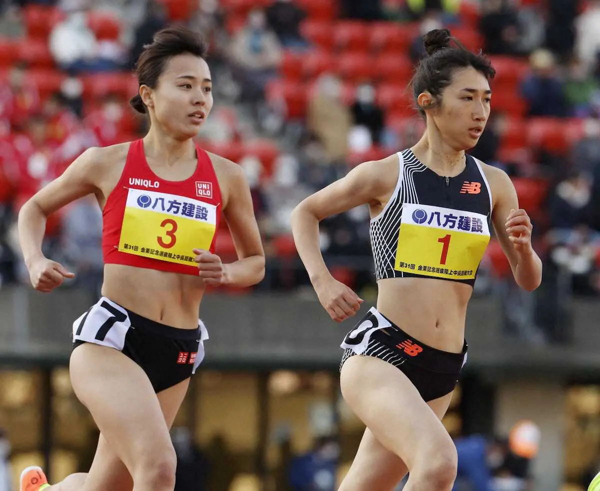 女子1500メートルを力走する田中希実（右）と後藤夢