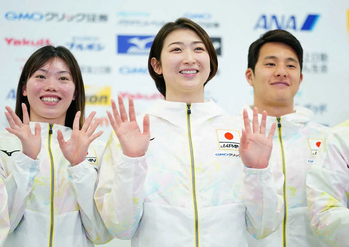 ＜世界水泳代表発表＞フォトセッションで手を振る（左から）青木、池江、瀬戸（撮影・木村　揚輔）