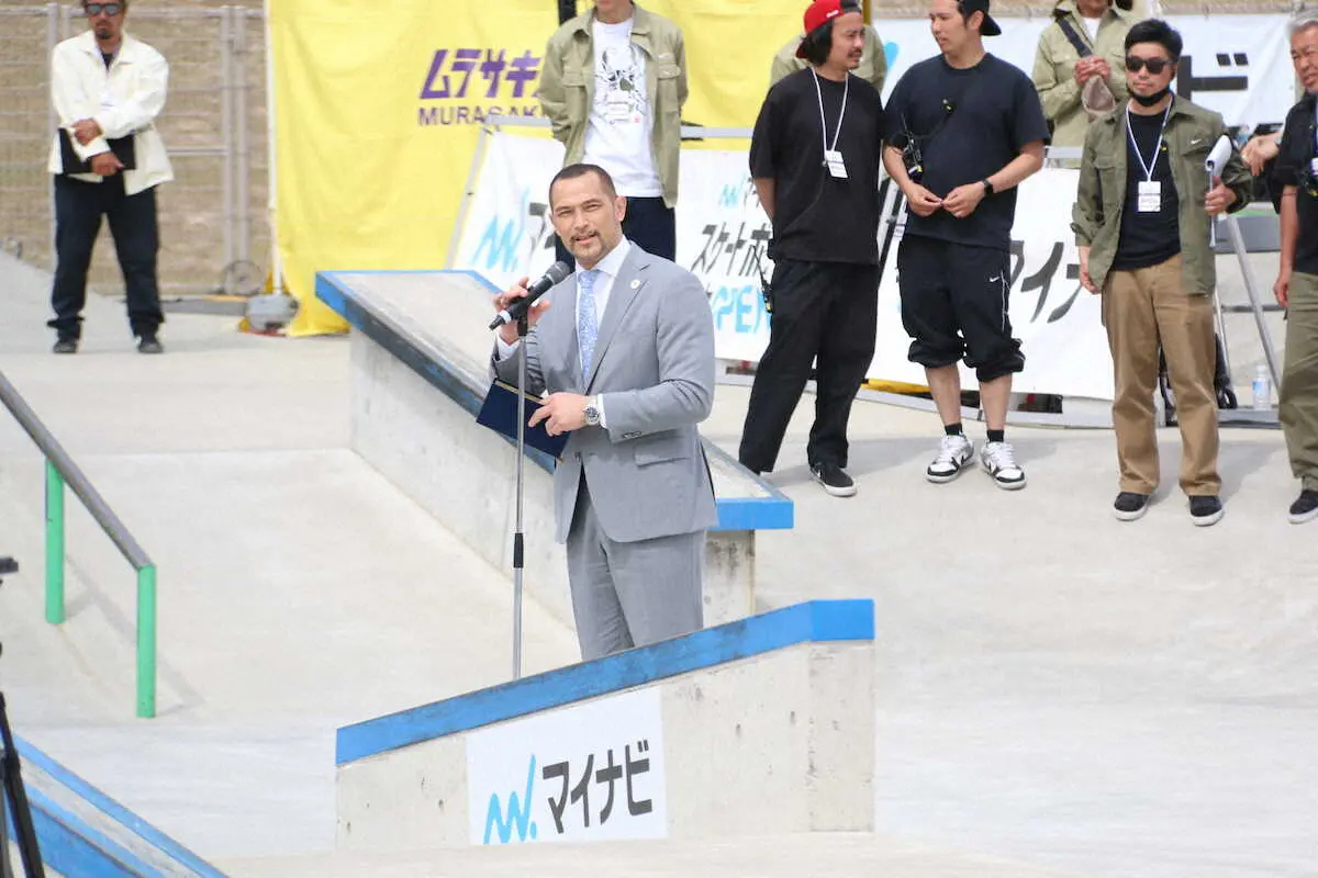 ＜スケートボードマイナビ日本オープン第3日＞大会を視察し、選手らを前に挨拶するスポーツ庁の室伏広治長官