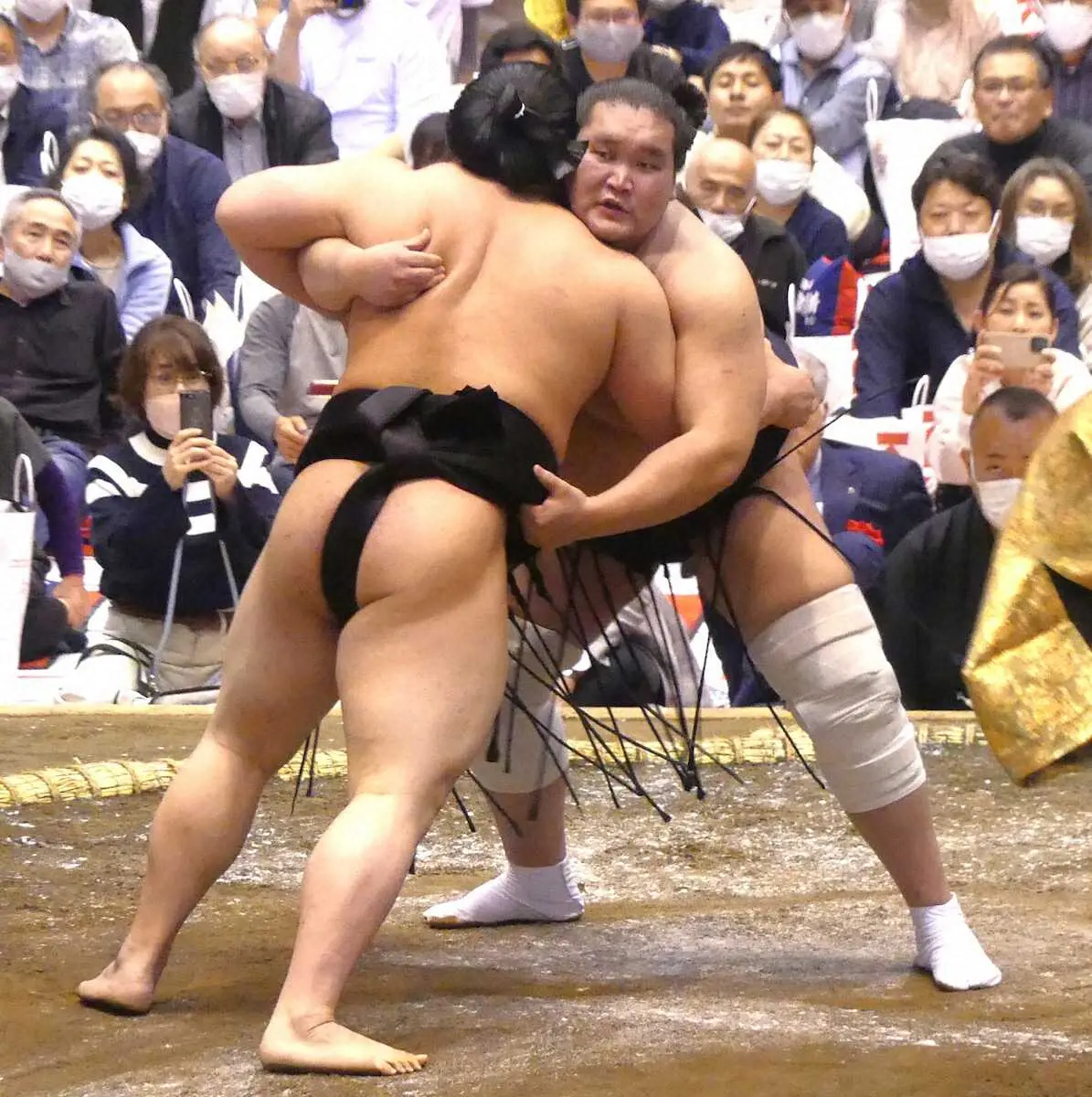幕内トーナメント決勝、若元春（左）を寄り切りで下した照ノ富士（撮影・前川　晋作）