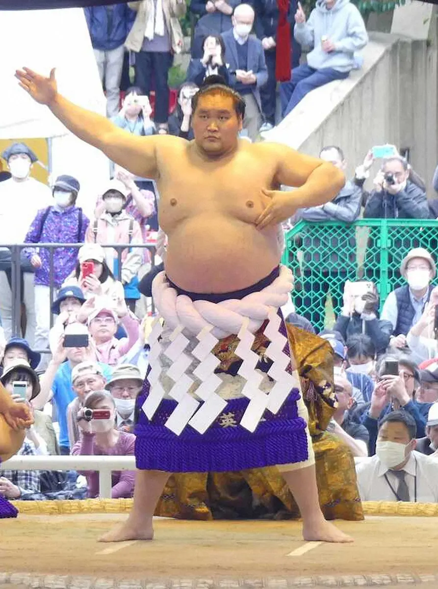 靖国神社奉納大相撲で横綱土俵入りを行う照ノ富士