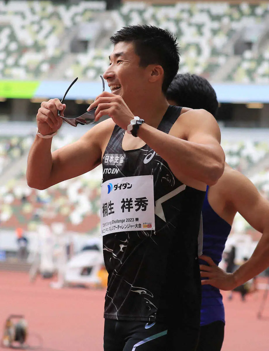 ＜東京スプリングチャレンジ2023＞男子200メートル決勝で1位、レース後笑顔を見せる桐生（撮影・篠原岳夫）