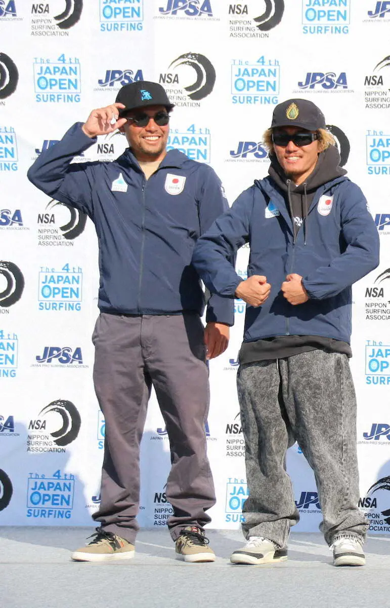 ワールドゲームズ代表に選ばれ、マッスルポーズを決める脇田泰地（右）と優勝した稲葉玲王