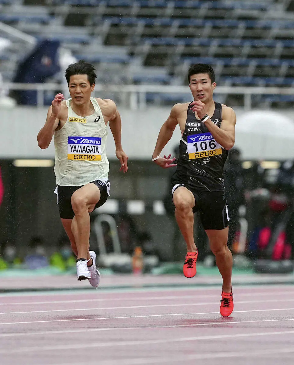 男子100メートル予選で力走する桐生（右）と山縣