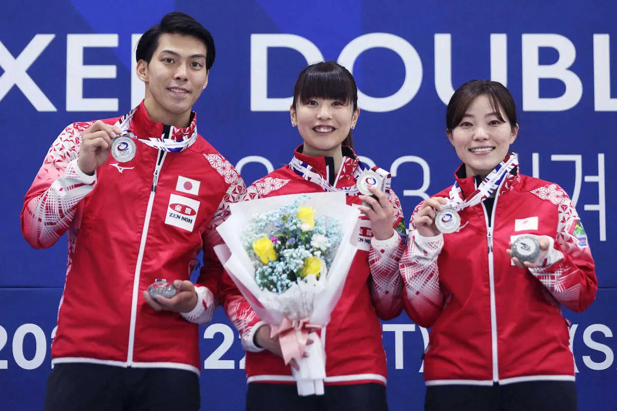 銀メダルを獲得した谷田、松村、小笠原コーチ（左から）（C）WCF/STEPHEN　FISHER